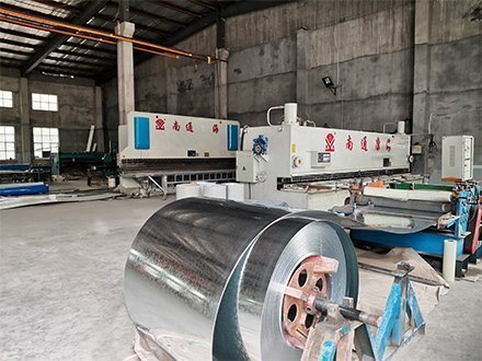 彩鋼折彎件生產車間